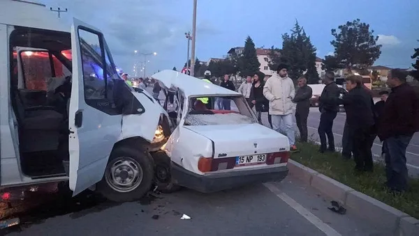 1682453253691.jpeg Burdur'da korkunç kaza! Kontrolsüz şekilde yola çıktı ikiye ayrıldı: 1 ölü, 3 yaralı - 4