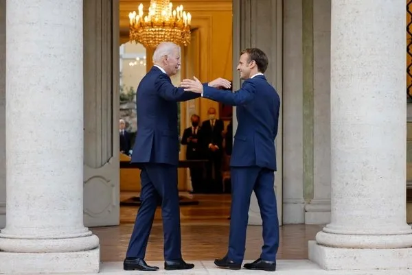 G20 Zirvesi’ne damga vuran anlar! ABD Başkanı Joe Biden ile Fransa Cumhurbaşkanı Emmanuel Macron arasında tokalaşma krizi