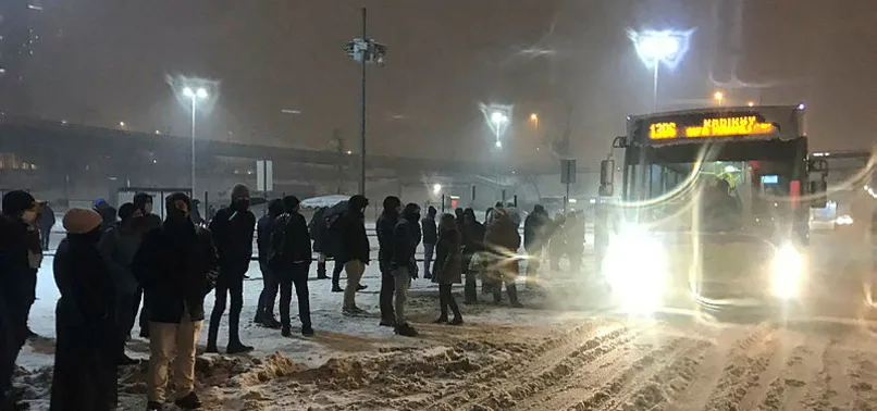 İmamoğlu yönetimindeki İBB bir kez daha sınıfta kaldı! İstanbullunun kar çilesi bitmek bilmiyor