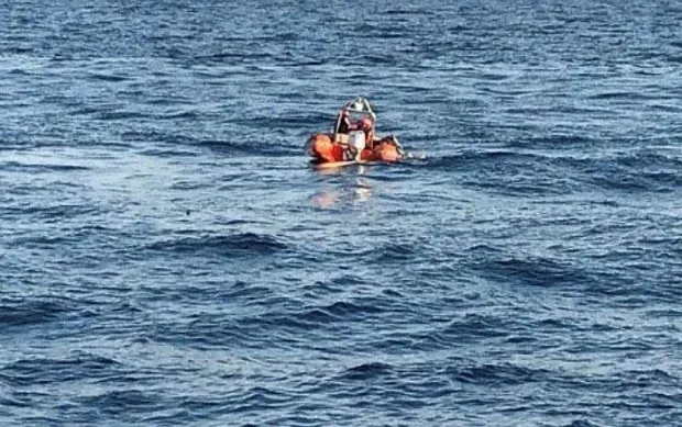 Göçmenleri taşıyan bot battı! 15 kişi kurtarıldı, bir bebek aranıyor - 1