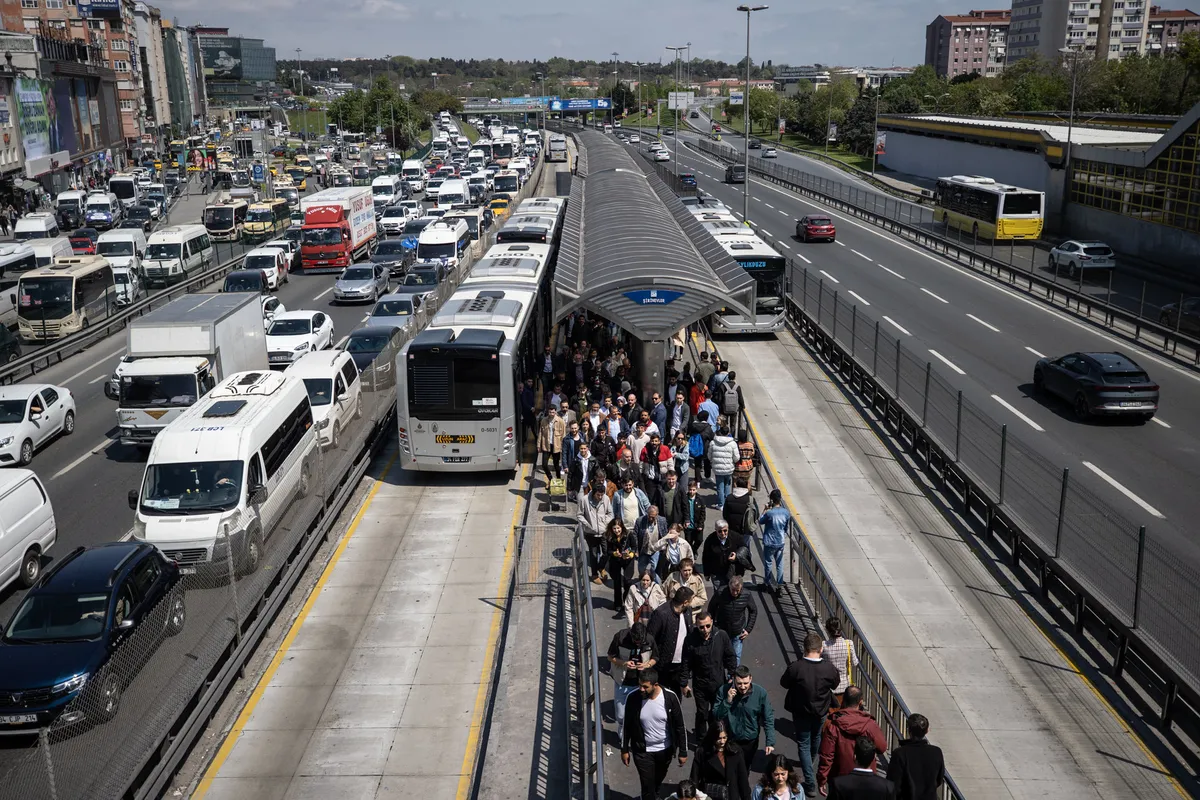 Metrobüslerdeki durak bazlı ücretlendirme modelinin raylı sistemlerde de uygulanması gündemde.