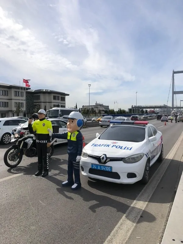 Son dakika: Yola çıkacaklar dikkat! Trafikte yeni dönem: 3 boyutlu polis arabaları yolları bekleyecek