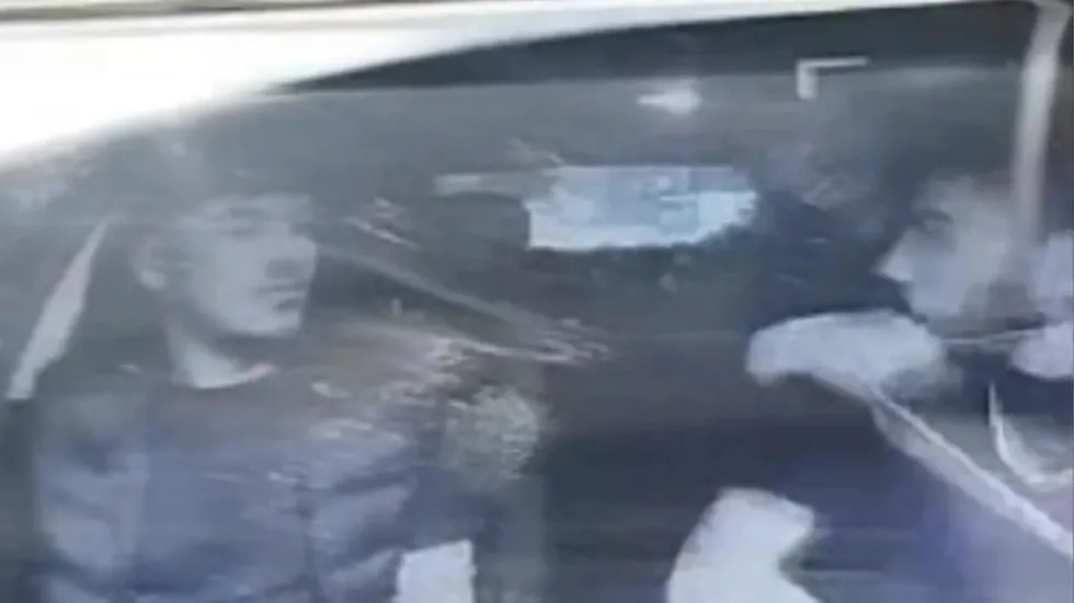 takside-dehseti-yasadi-boynuna-ip-gecirip-gasbettiler-1778369731675.jpg Takside dehşeti yaşadı! Boynuna ip geçirip gasbettiler - 1