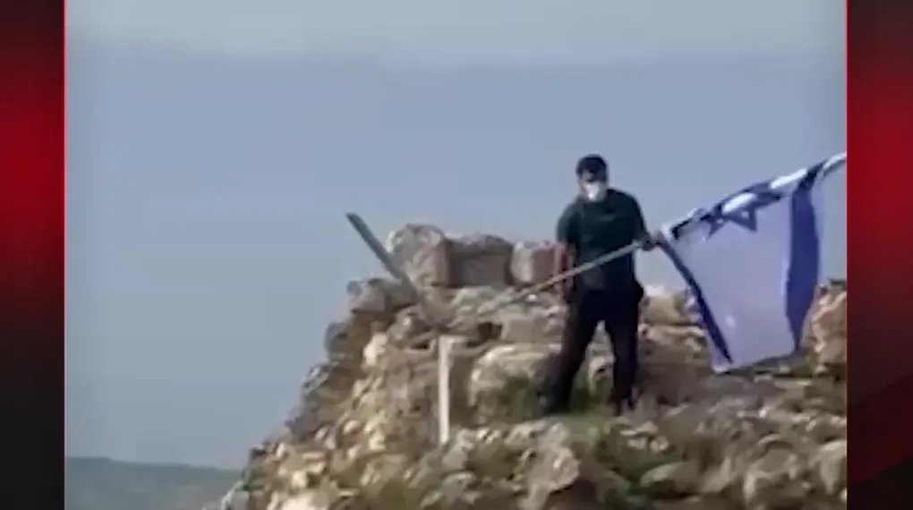 İŞGAL BAYRAĞINI SÖKTÜ ATTI