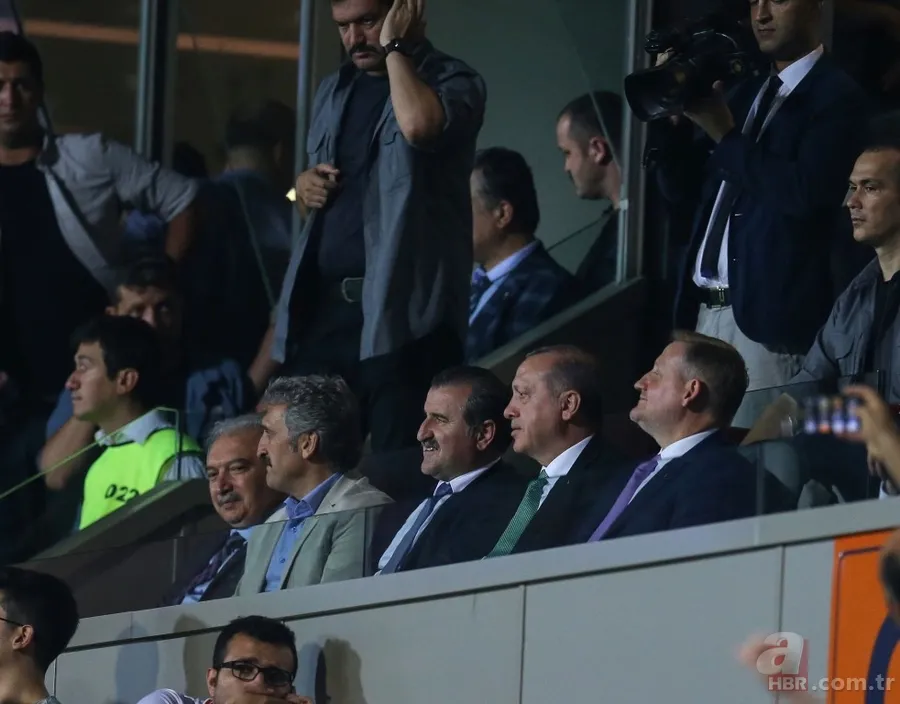 Cumhurbaşkanı Recep Tayyip Erdoğan tribünde maçı takip etti 4
