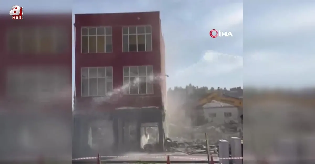 2 katlı bina titreşimle böyle yıkıldı