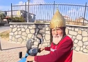 “Hasan Dede”yi gören şaştı kaldı! Kask yerine miğfer taktı