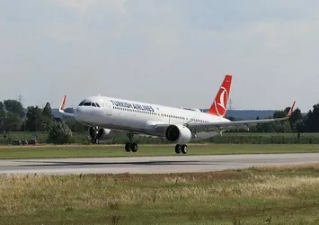 Yeni Havalimanı'na ilk yolcu uçağı indi!