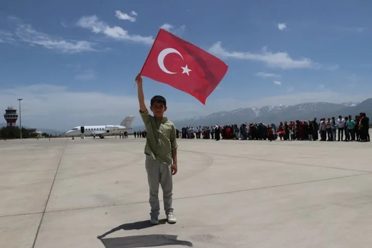 Erzincan'da Binali Yıldırım'a büyük ilgi! Yıldırım'ın yüzlerce hemşehrisiyle tokalaşması 1 saat 8 dakika sürdü 