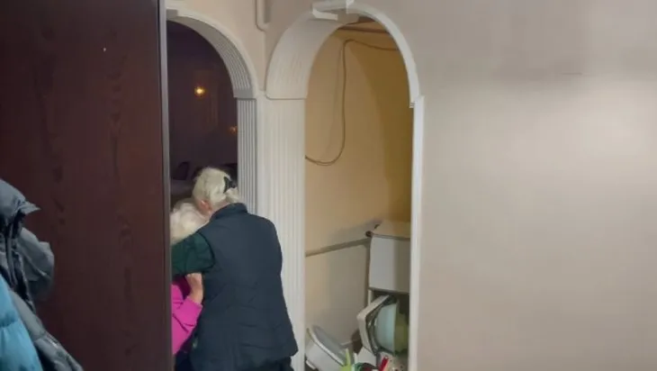 Bursa Mudanya’da yaşlı kadın mutfakta kabusu yaşadı! Balkondan girip kurtardılar | Komşular olay sonrası sarılıp gözyaşı döktü!