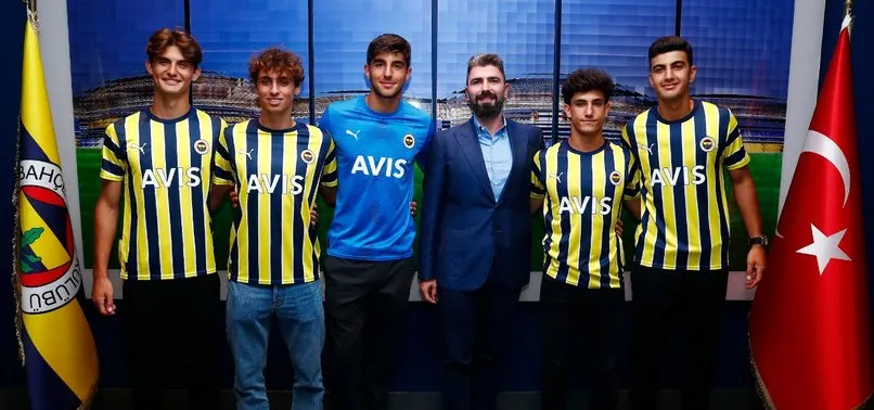 Son dakika: Fenerbahçe 5 genç futbolcuyla profesyonel sözleşme imzaladı