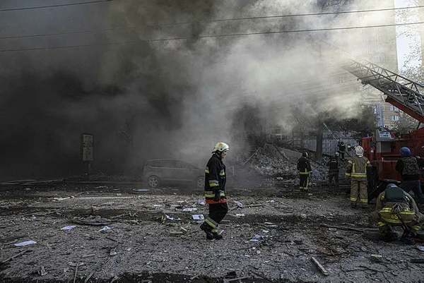 son-dakika-ukraynanin-baskenti-kievde-patlama-sesleri-bolgeden-dumanlar-yukseldi-1666075902860.jpg Son dakika: Ukrayna'nın başkenti Kiev'de patlama sesleri! Bölgeden dumanlar yükseldi - 3