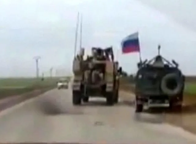 Kamışlı’da ABD-Rusya gerginliği! ABD zırhlı aracı, Ruslara ait zırhlı aracın önüne kırdı