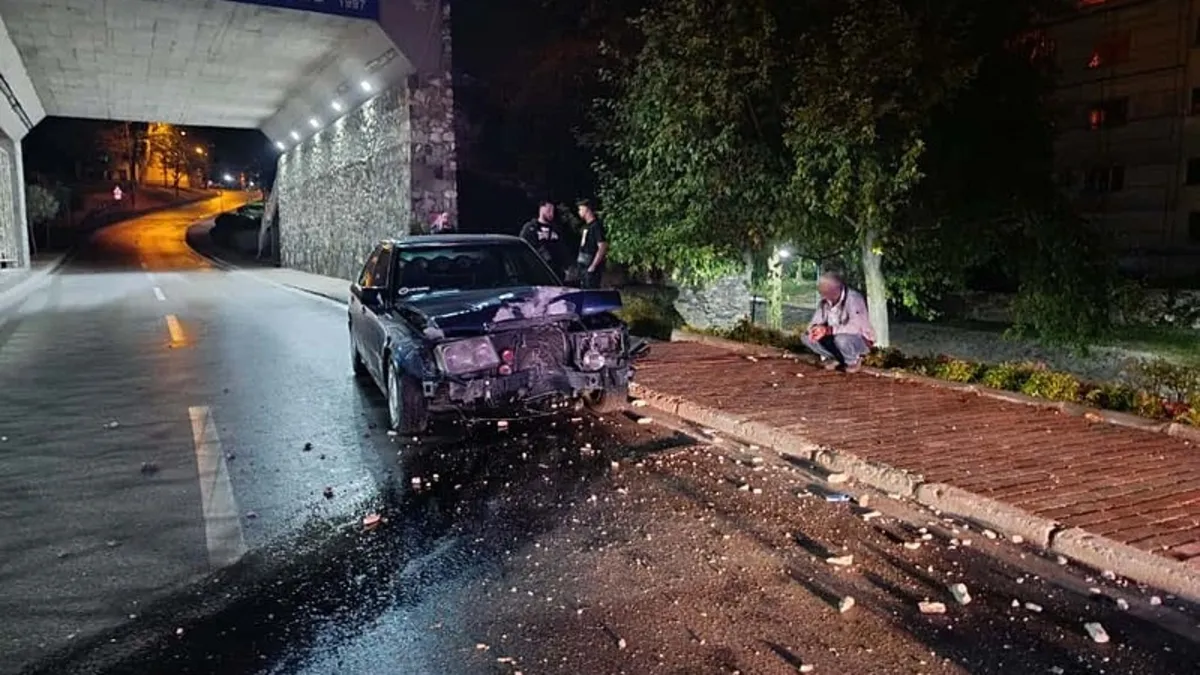 Aydınlatma direğine çarptı aracı bırakıp kaçtı! Yer: Bursa