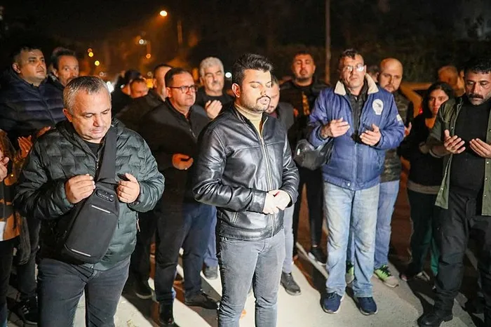 ferdi-tayfurun-sevenleri-dua-edip-gozyaslarina-boguldu-1735850724591.jpeg Arabesk müziğin efsanevi ismi Ferdi Tayfur, Antalya'da tedavi gördüğü hastanede 79 yaşında hayatını kaybetti. Sanatçının hastane önünde toplanan sevenleri üzüntü yaşadı. (Foto: DHA)