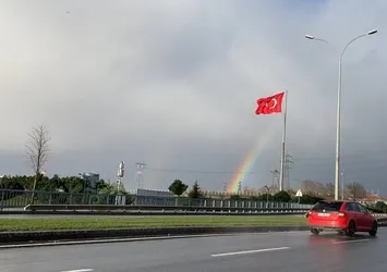 İstanbul'da gökkuşağı sürprizi! Hayran bıraktı...