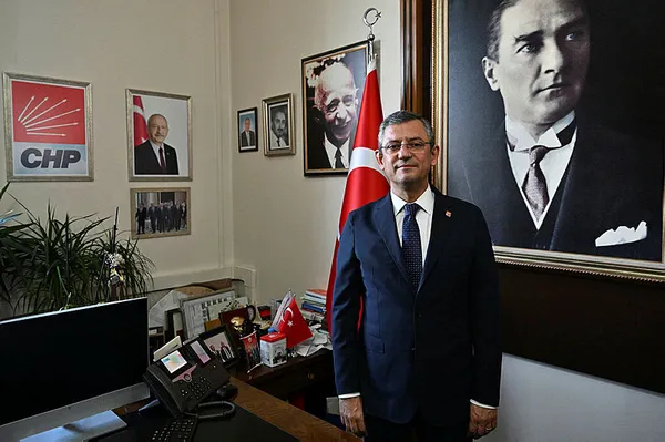 1699627711068.jpg Özgür Özel'in Başkan Erdoğan'a yönelik küstah sözlerine AK Parti'den çok sert tepki: Darbeci arıyorsan aynaya bak! - 3