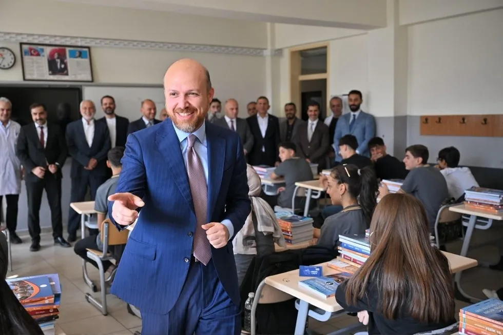 bilal-erdogan-yeni-egitim-ogretim-yilinin-ilk-gununde-diyarbakirda-ogrenci-ve-ogretmenlerle-bulustu-1789376636584.jpeg Bilal Erdoğan yeni eğitim öğretim yılının ilk gününde Diyarbakır’da öğrenci ve öğretmenlerle buluştu - 1