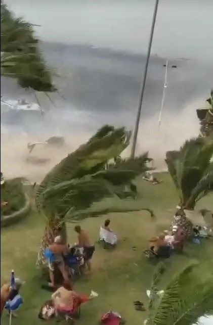 1688761249849.jpg İzmir'de hortum paniği! Sahildeki korku dolu anlar kameraya yansıdı... - 1