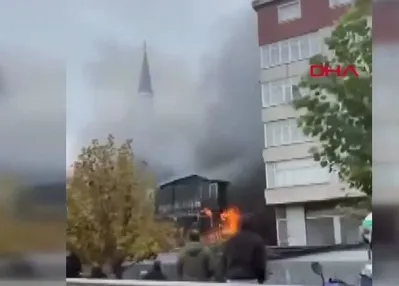 Pendik’te 3 katlı ahşap binada yangıın!