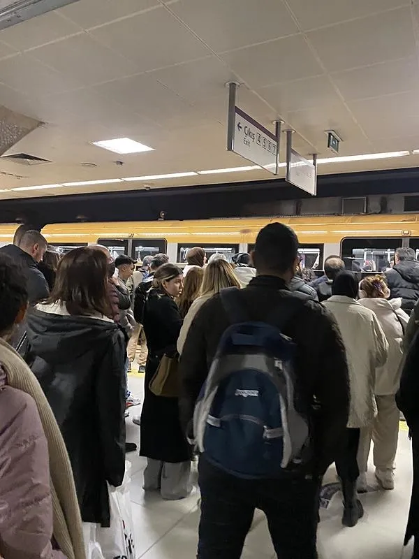uskudarda-metro-arizasi-seferler-aksadi-1713810457906.jpeg Üsküdar'da metro arızası! Seferler aksadı - 2