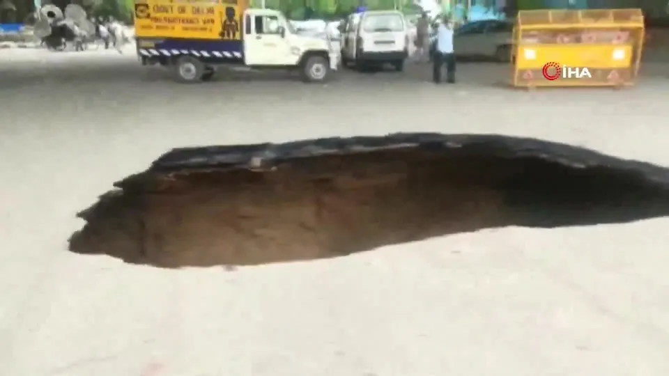 Yol ortasında oluşan dev düden korkuttu