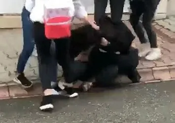 Ümraniye'de genç kızların kavgası böyle görüntülendi!