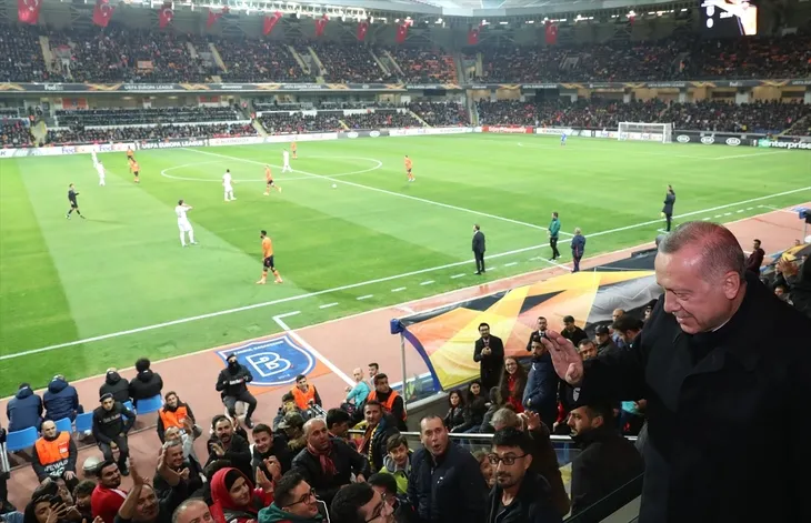 Başkan Erdoğan, Medipol Başakşehir-Roma maçını canlı izledi