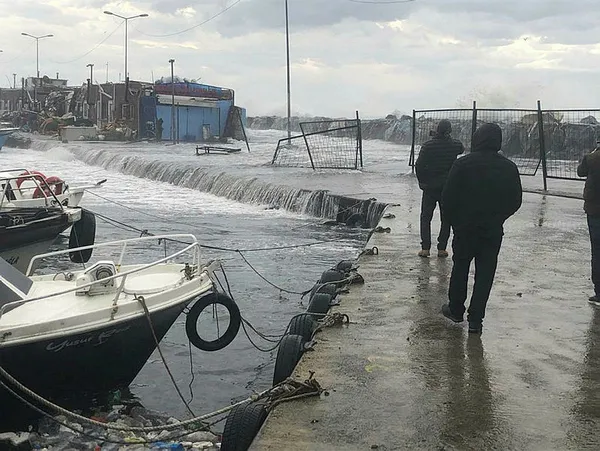 3-il-icin-turuncu-20-il-icin-sari-kodlu-uyari-kuvvetli-saganak-ve-firtina-vurdu-cok-sayida-vapur-seferi-iptal-1701249262868.jpg 3 il için turuncu 20 il için sarı kodlu uyarı! Kuvvetli sağanak ve fırtına vurdu! Valilik duyurdu: Can kaybı var... - 7