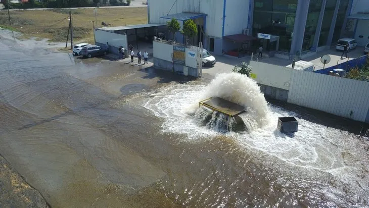 Sancaktepe’de İSKİ boruları patladı! Cadde trafiğe kapandı iş yerini su bastı