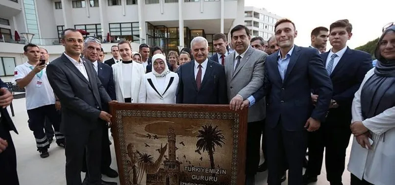 BAŞBAKAN YILDIRIM'A İZMİR'DE SÜRPRİZ KUTLAMA
