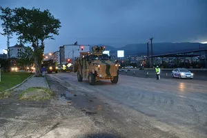 Suriye sınırına komando ve zırhlı araç sevkiyatı