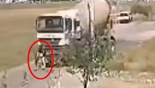 1696942490906.jpeg Feci kaza kamerada! Anne ve çocuğu beton mikserinin altında kaldı! - 1