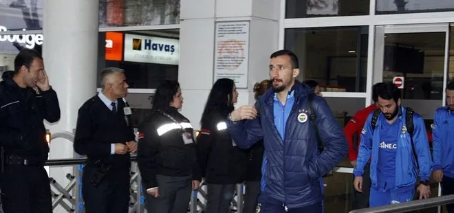 Alanya’da Fenerbahçeli futbolcular, taraftarla tartıştı