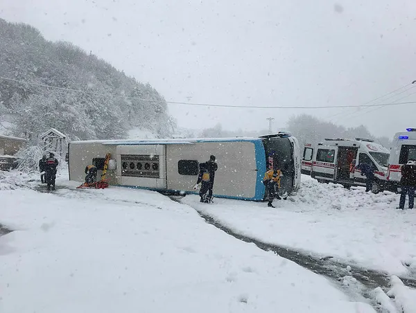 Son dakika: İstanbul yolunda korkutan kaza! Zonguldak-İstanbul karayolunda yolcu otobüsü devrildi