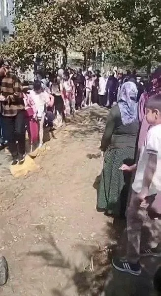 1696264339875.jpg CHP'li İBB'nin hizmet anlayışı sıfırın altı! Esenyurt’ta okul yolu çamur gölüne döndü! Velilerden sert tepki... - 2