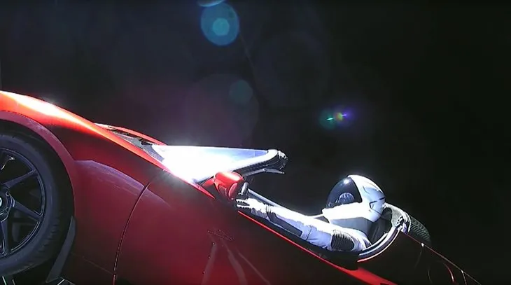 Elon Musk, Tesla’yı uzaya fırlatarak paranın satın alamayacağı reklamı yaptı