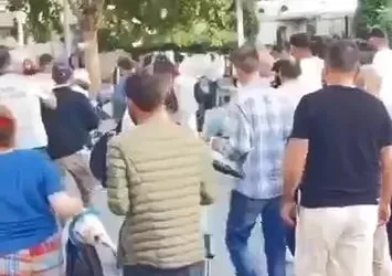 Eminönü'nde ilginç anlar! Poşetteki paraları havaya saçtı