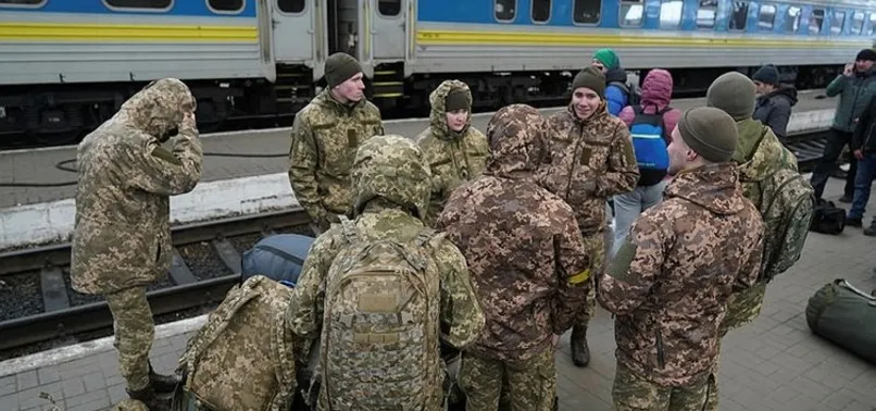 Ukrayna'da aileler cepheye giden askerleri böyle uğurladı