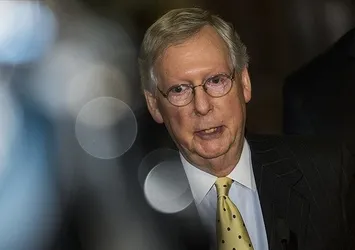 Biden'ın izinde! ABD'li 81 yaşındaki Senatör McConnell kameraların karşısında donakaldı