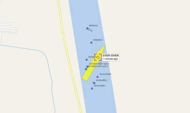 Süveyş Kanalı'nda dev gemi karaya oturdu! Dünya ticaret yolu durdu - 2