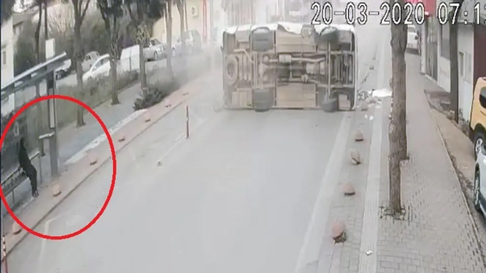 Antalya'da ilginç olay! Duraktaki kişinin rahatlığı 'pes' dedirtti! Kılını bile kıpırdatmadı