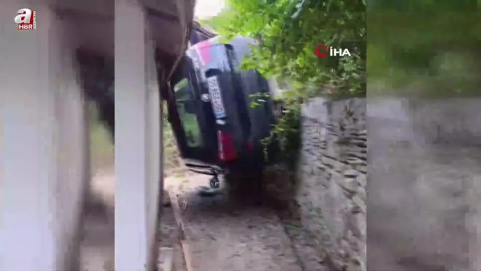 El freni çekilmeyen otomobil evin boşluğuna düştü