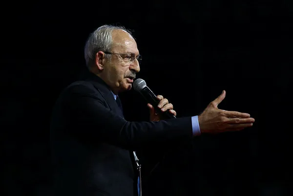 Özgür Özel CHP Genel Başkanlığındaki ilk gününde protestoyla karşılaştı: Kılıçdaroğlu sana ekmek yedirdi