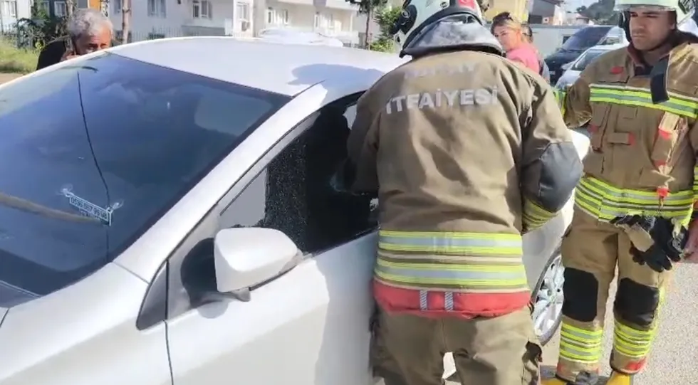 İskenderun’da panik dolu anlar! Kilitlenen otomobilde mahsur kalan Cihan bebeği itfaiye kurtardı - 4