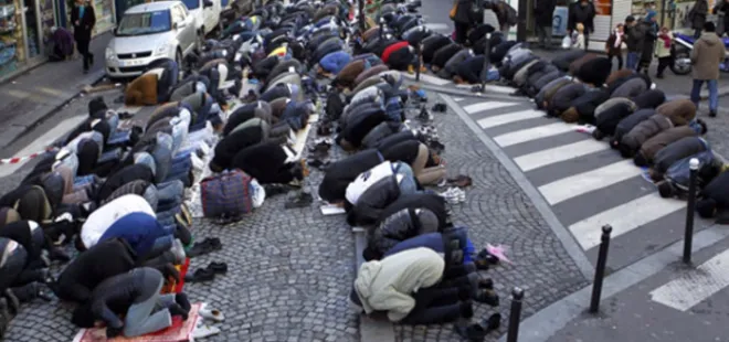 Fransa’da skandal! Sokakta namaz kılmak yasaklanıyor