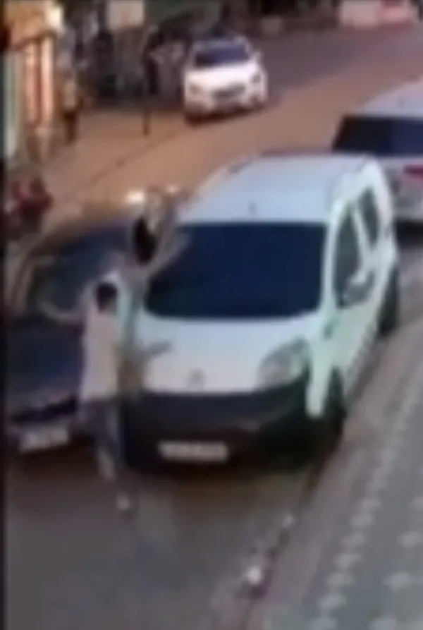 zeytinburnunda-trafik-kazasi-genci-2-otomobilin-arasinda-sikistirdi-o-anlar-kamerada-1658834918245.jpg Zeytinburnu’nda trafik kazası! Genci 2 otomobilin arasında sıkıştırdı: O anlar kamerada - 5