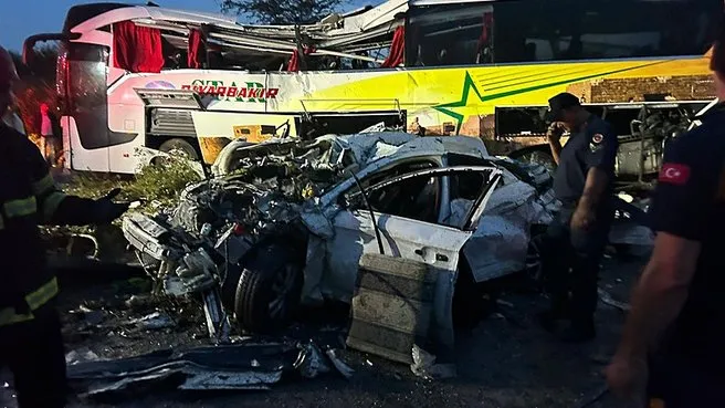 Mersin'de can pazarı! Araçlar birbirine girdi: Çok sayıda ölü ve yaralı