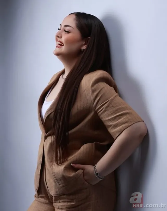 Hüsnü Şenlendirici’nin kızı Naz Şenlendirici bambaşka biri oldu! 6