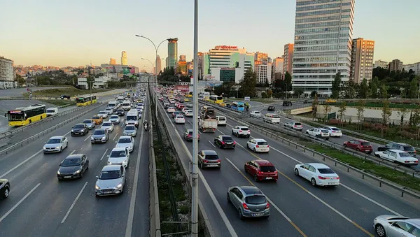 İstanbullular yoğun trafik nedeniyle yolda kaldı!